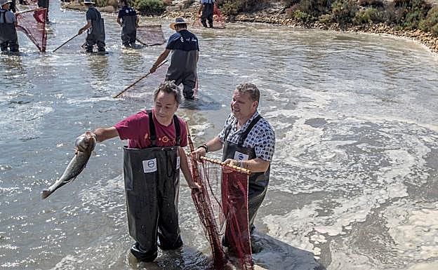 Alberto Chicote y Sergio Torres participando en un despesque en Lubimar. 