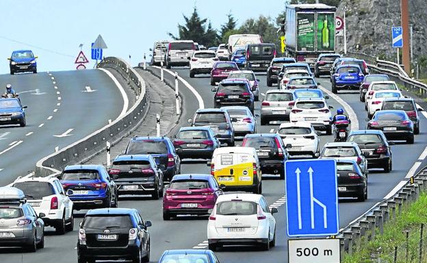 Día de operación retorno de vacaciones, con la autopista atestada de coches hacia Bilbao a la altura de Laredo.