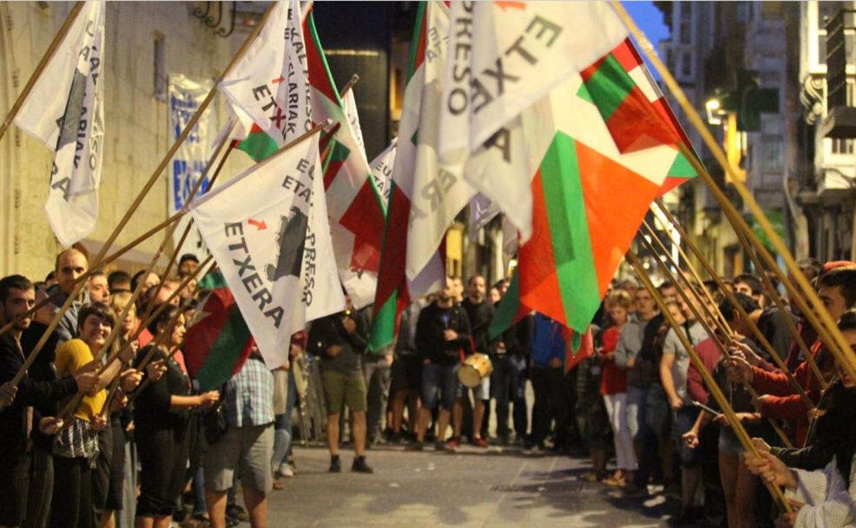 La bienvenida ofrecida a Aitor Zelaia la noche del lunes en el casco viejo de Vitoria.