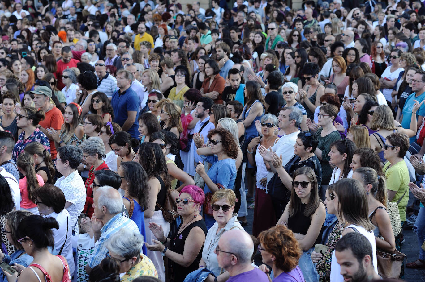 Dos mil personas se han congregado en la plaza del Arriaga