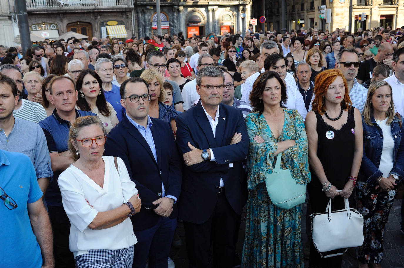 Dos mil personas se han congregado en la plaza del Arriaga