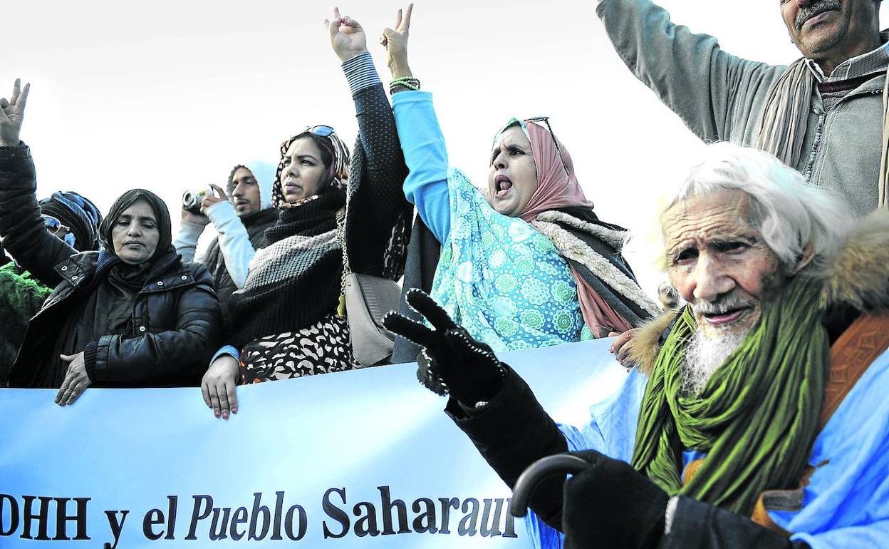 Protesta de activistas saharauis cerca de Rabat en defensa de los derechos humanos y por el referéndum de autodeterminación aprobado por la ONU.