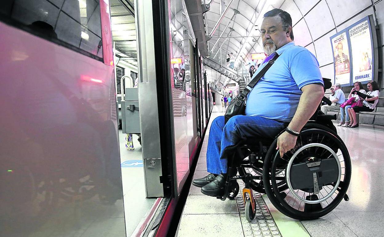 Subir al metro en silla de ruedas es como practicar un deporte de riesgo» |  El Correo