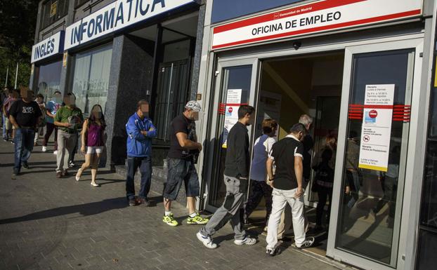 La menor caída del paro en julio en once años no logra bajar de los 3 millones de desempleados