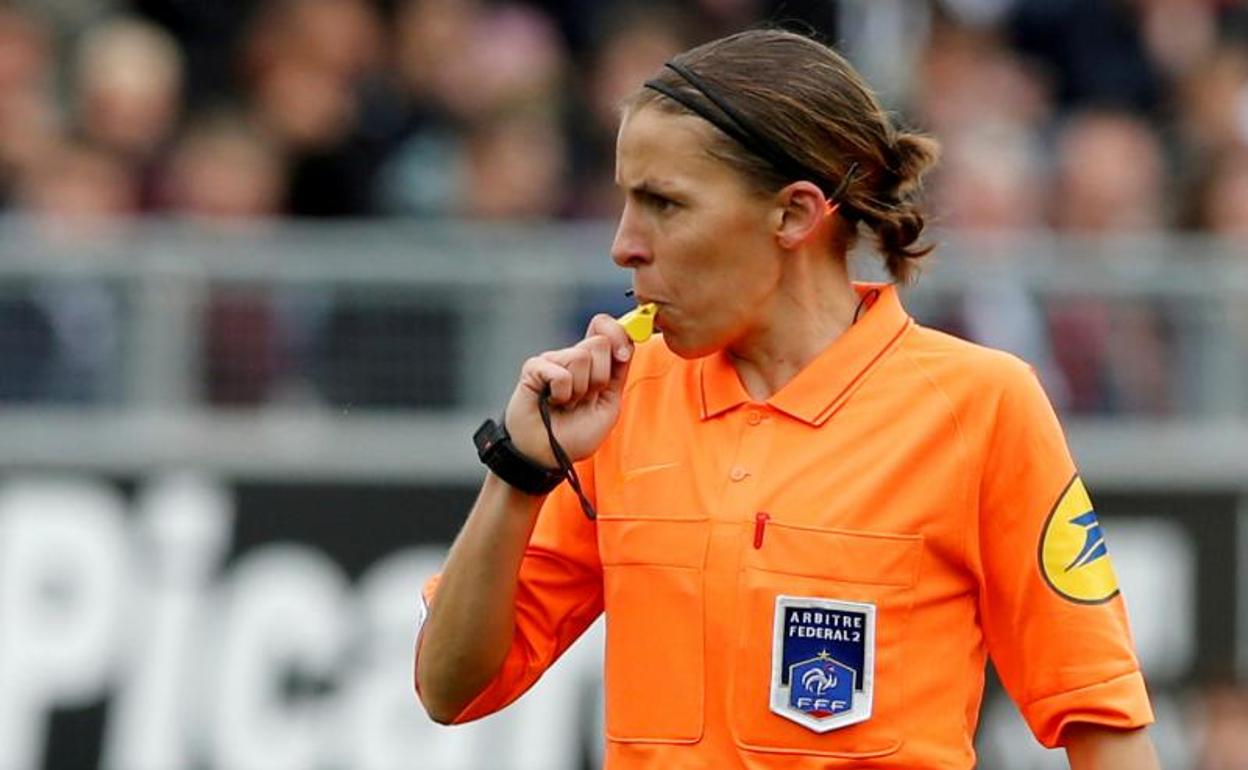 Stéphanie Frappart, durante un partido de la Ligue 1.