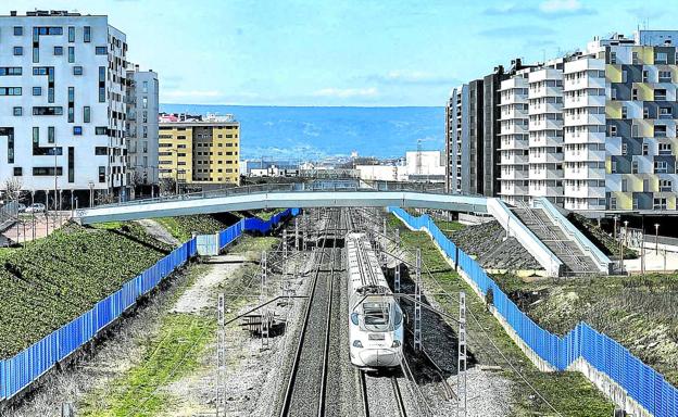 Un Alvia atraviesa Zabalgana por la vía ferroviaria, con los bloques de Margarita Neiken a su izquierda y Océano Pacífico a su derecha.