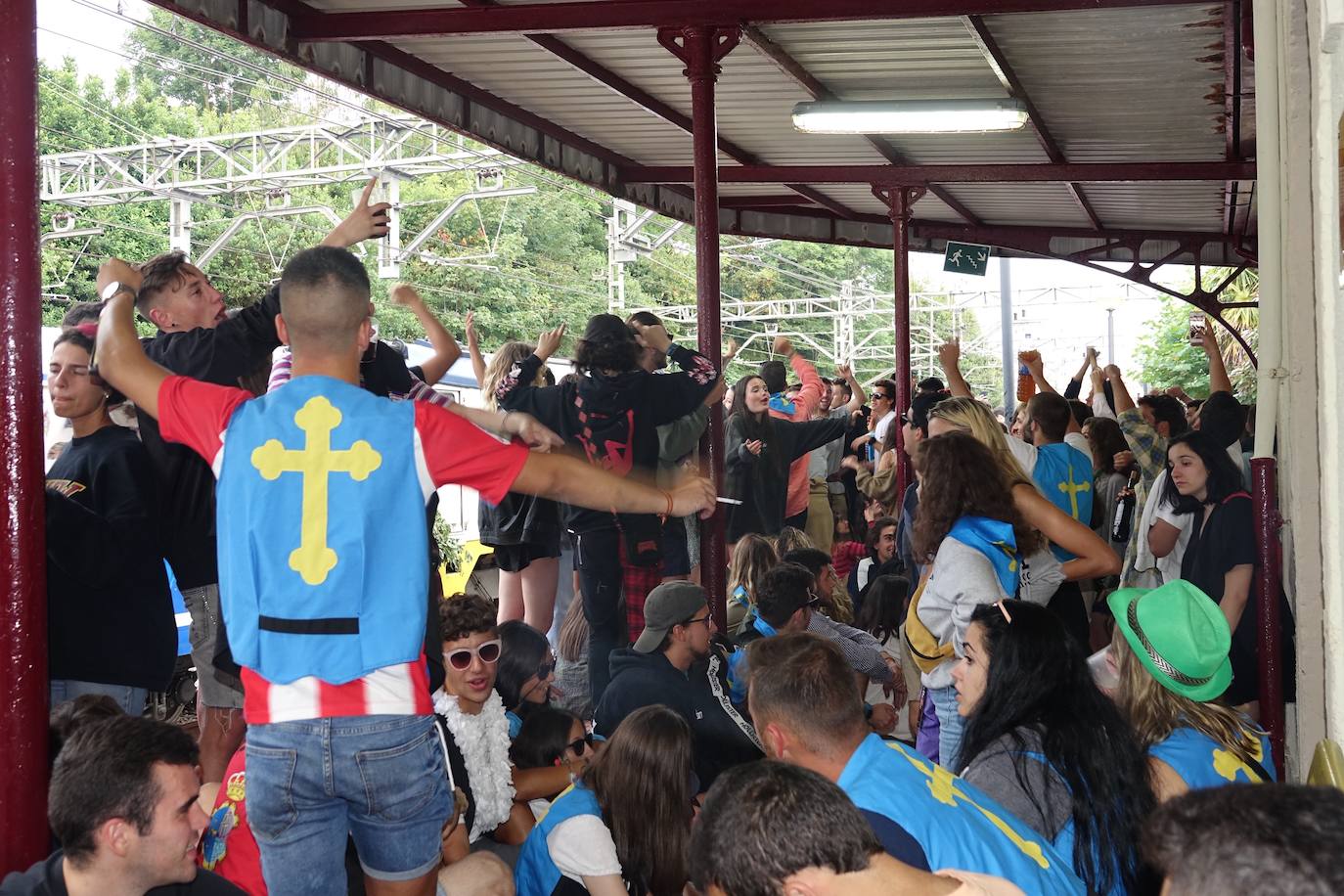 La prueba ha contado con la participación de más de 1.100 palistas en más de 800 embarcaciones mientras en las orillas del río el público disfrutaba de la gran jarana