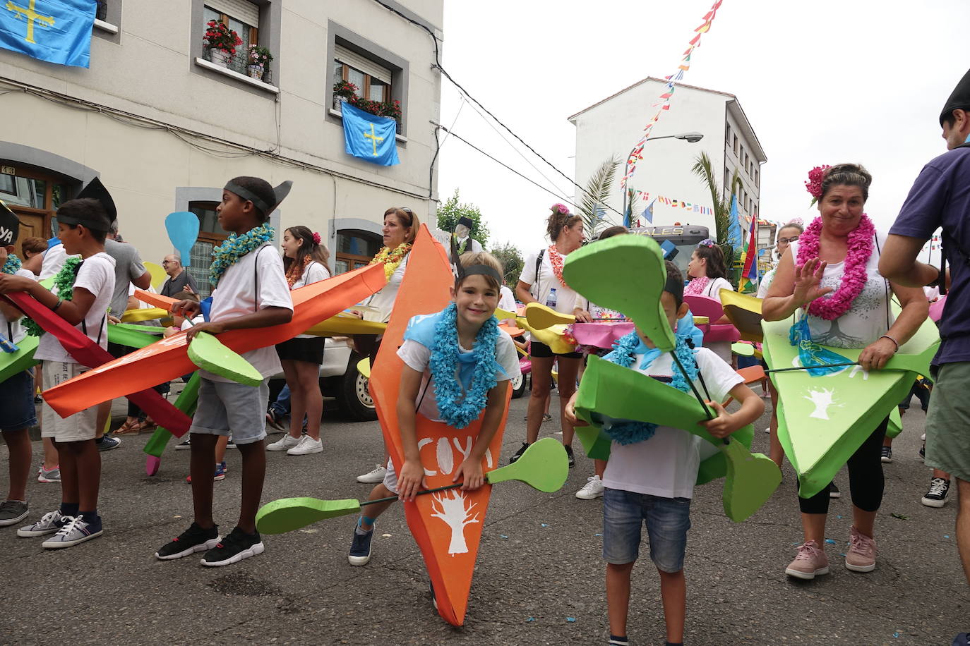 La prueba ha contado con la participación de más de 1.100 palistas en más de 800 embarcaciones mientras en las orillas del río el público disfrutaba de la gran jarana