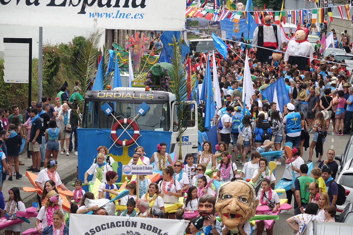 La prueba ha contado con la participación de más de 1.100 palistas en más de 800 embarcaciones mientras en las orillas del río el público disfrutaba de la gran jarana