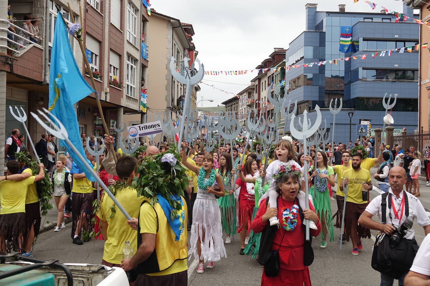 La prueba ha contado con la participación de más de 1.100 palistas en más de 800 embarcaciones mientras en las orillas del río el público disfrutaba de la gran jarana
