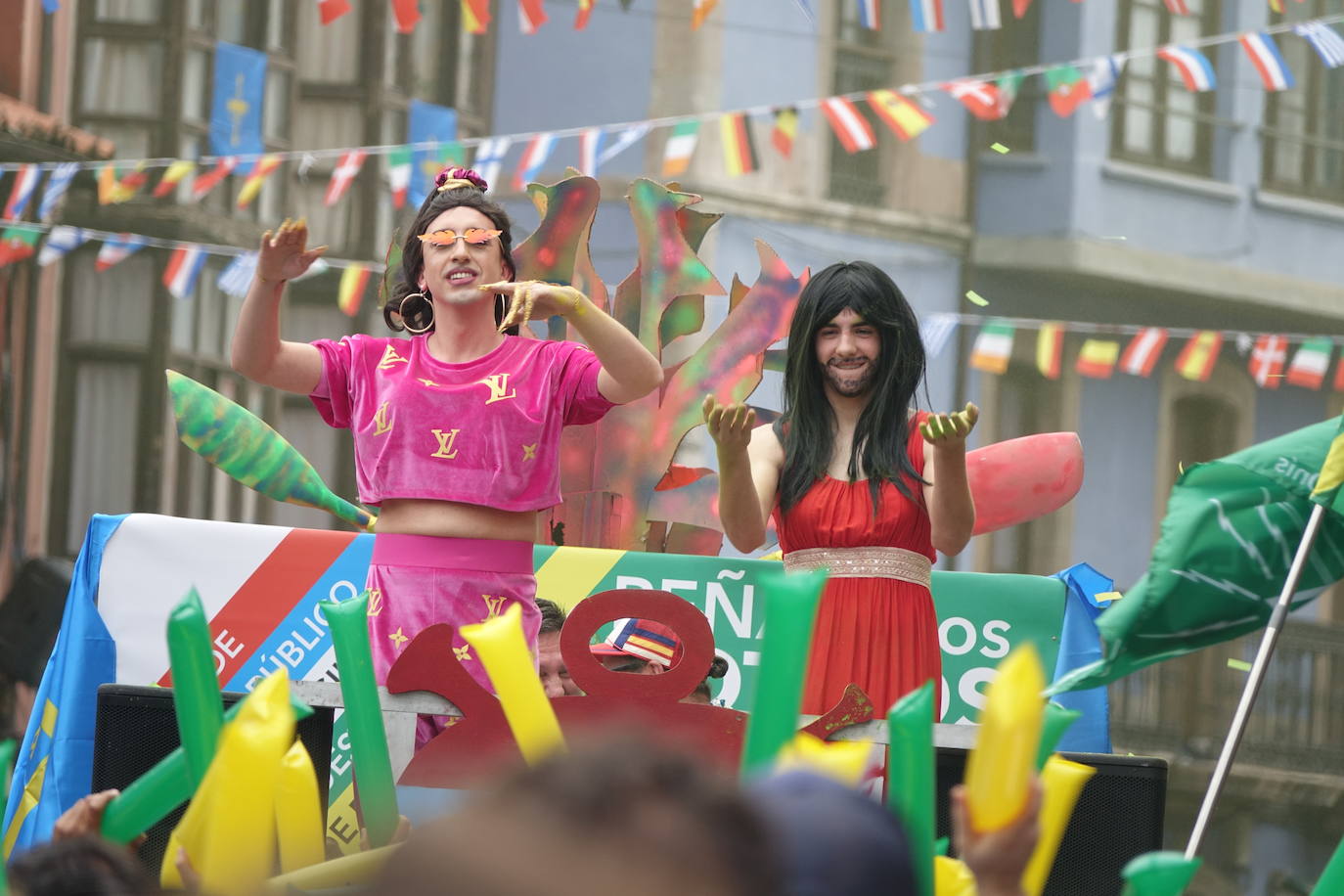 La prueba ha contado con la participación de más de 1.100 palistas en más de 800 embarcaciones mientras en las orillas del río el público disfrutaba de la gran jarana