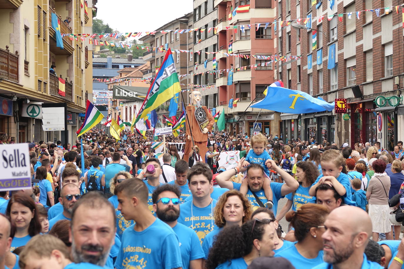 La prueba ha contado con la participación de más de 1.100 palistas en más de 800 embarcaciones mientras en las orillas del río el público disfrutaba de la gran jarana