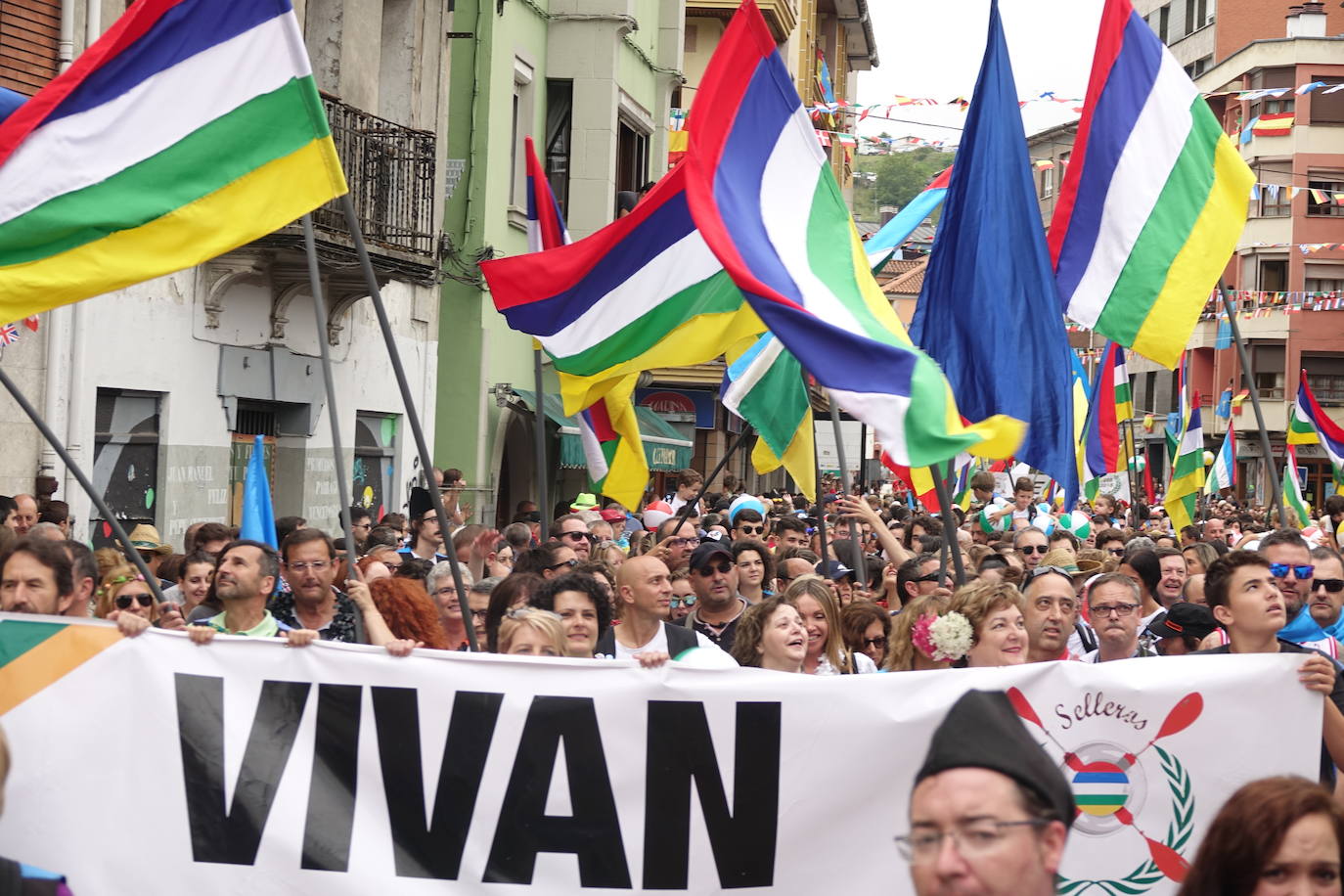 La prueba ha contado con la participación de más de 1.100 palistas en más de 800 embarcaciones mientras en las orillas del río el público disfrutaba de la gran jarana