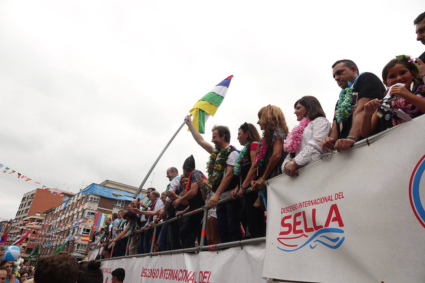 La prueba ha contado con la participación de más de 1.100 palistas en más de 800 embarcaciones mientras en las orillas del río el público disfrutaba de la gran jarana