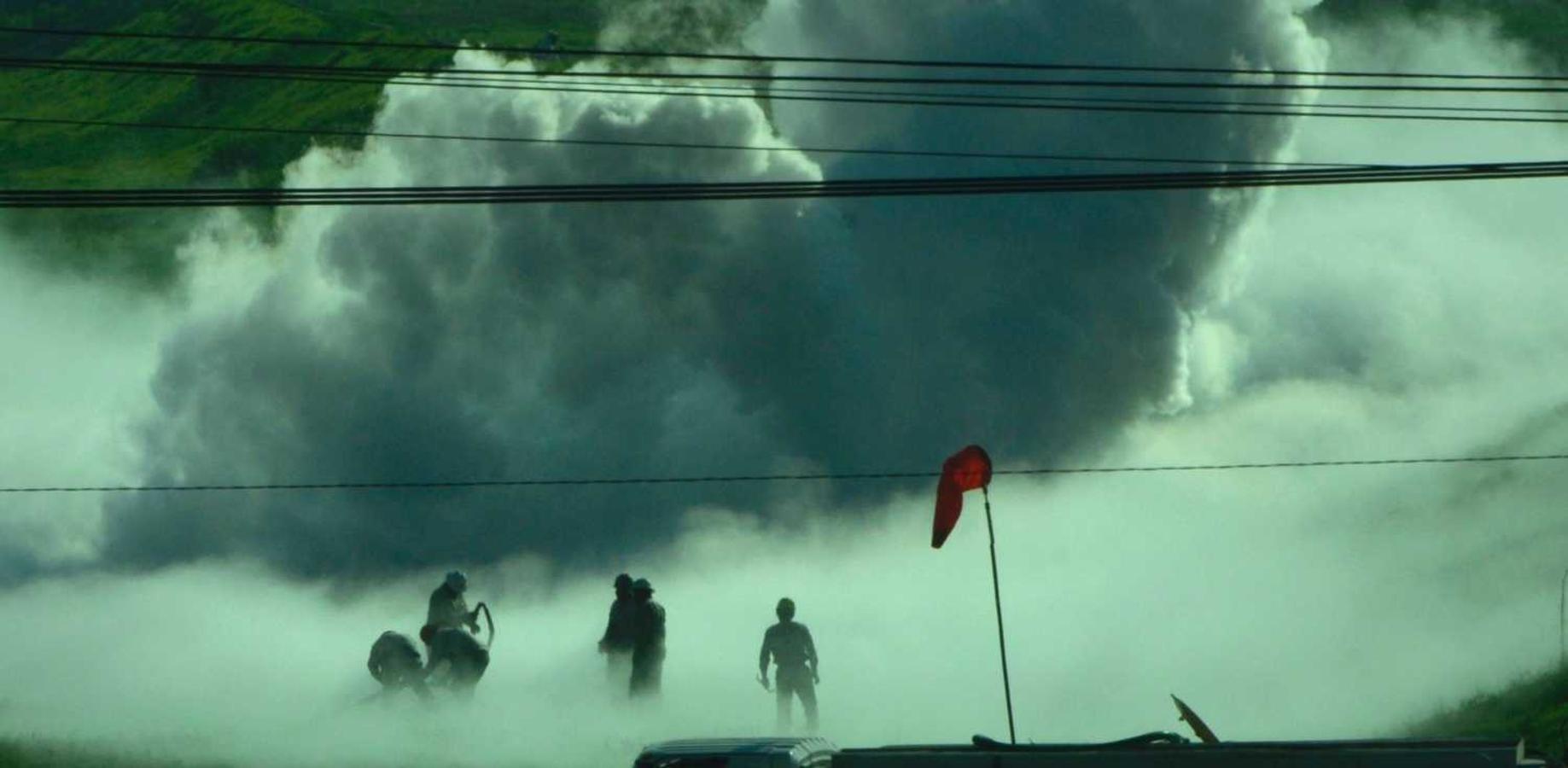 Efectivos de bomberos y Protección Civil trabajan para contener una fuga de gas en la ciudad de Nextlalpan, México 