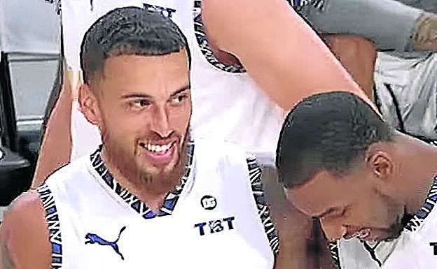 James y Adams, en el momento de saltar a cancha.