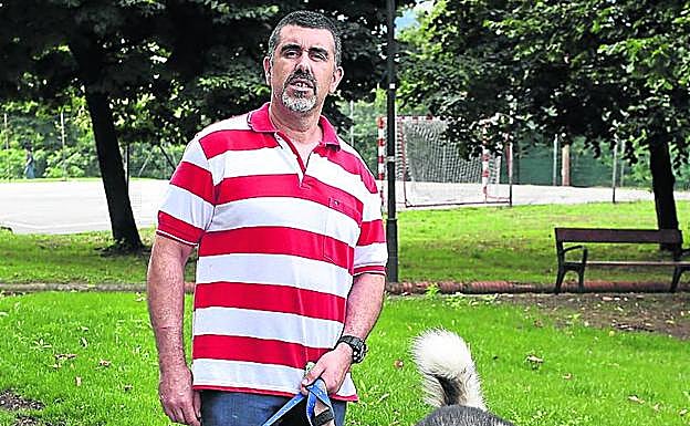 Zona del ascensor. Aitor Santamaría muestra uno de los lugares que evitan los vecinos.