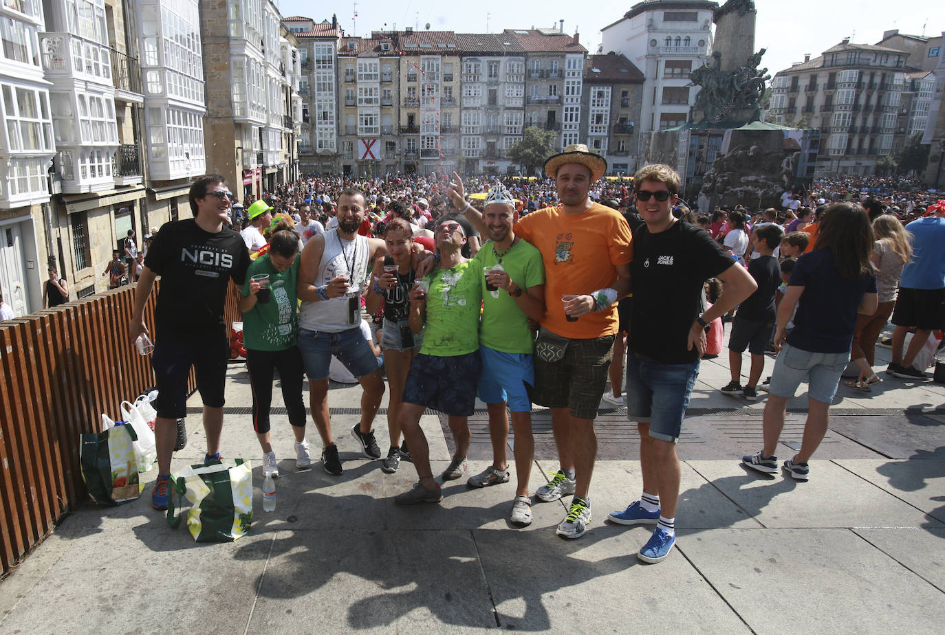 Vitoria ha dado inicio a las fiestas de la Virgen Blanca y una gran multitud de alaveses ha recibido a Celedón.