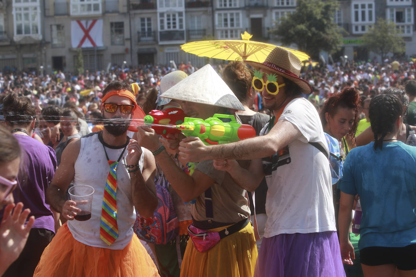 Vitoria ha dado inicio a las fiestas de la Virgen Blanca y una gran multitud de alaveses ha recibido a Celedón.