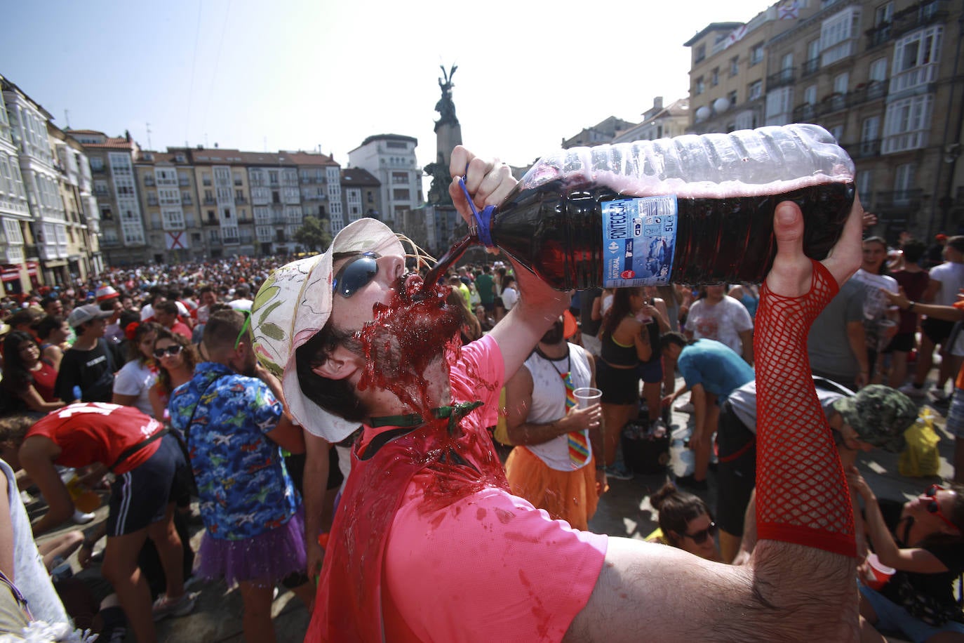 Vitoria ha dado inicio a las fiestas de la Virgen Blanca y una gran multitud de alaveses ha recibido a Celedón.