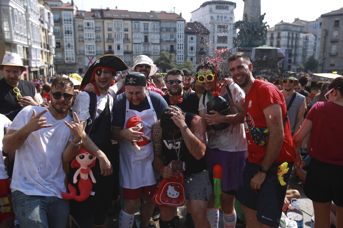 Vitoria ha dado inicio a las fiestas de la Virgen Blanca y una gran multitud de alaveses ha recibido a Celedón.