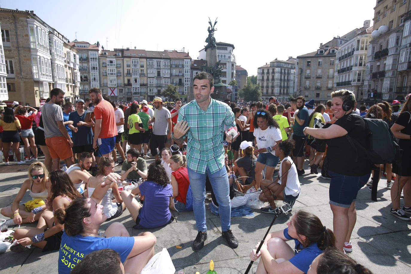 Vitoria ha dado inicio a las fiestas de la Virgen Blanca y una gran multitud de alaveses ha recibido a Celedón.