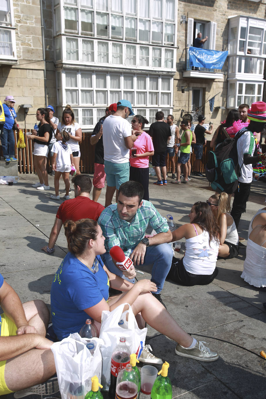 Vitoria ha dado inicio a las fiestas de la Virgen Blanca y una gran multitud de alaveses ha recibido a Celedón.