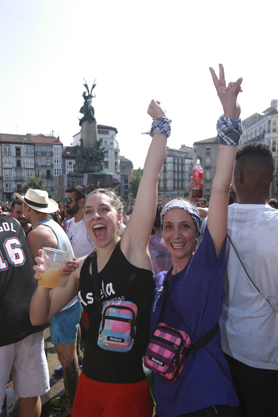 Vitoria ha dado inicio a las fiestas de la Virgen Blanca y una gran multitud de alaveses ha recibido a Celedón.