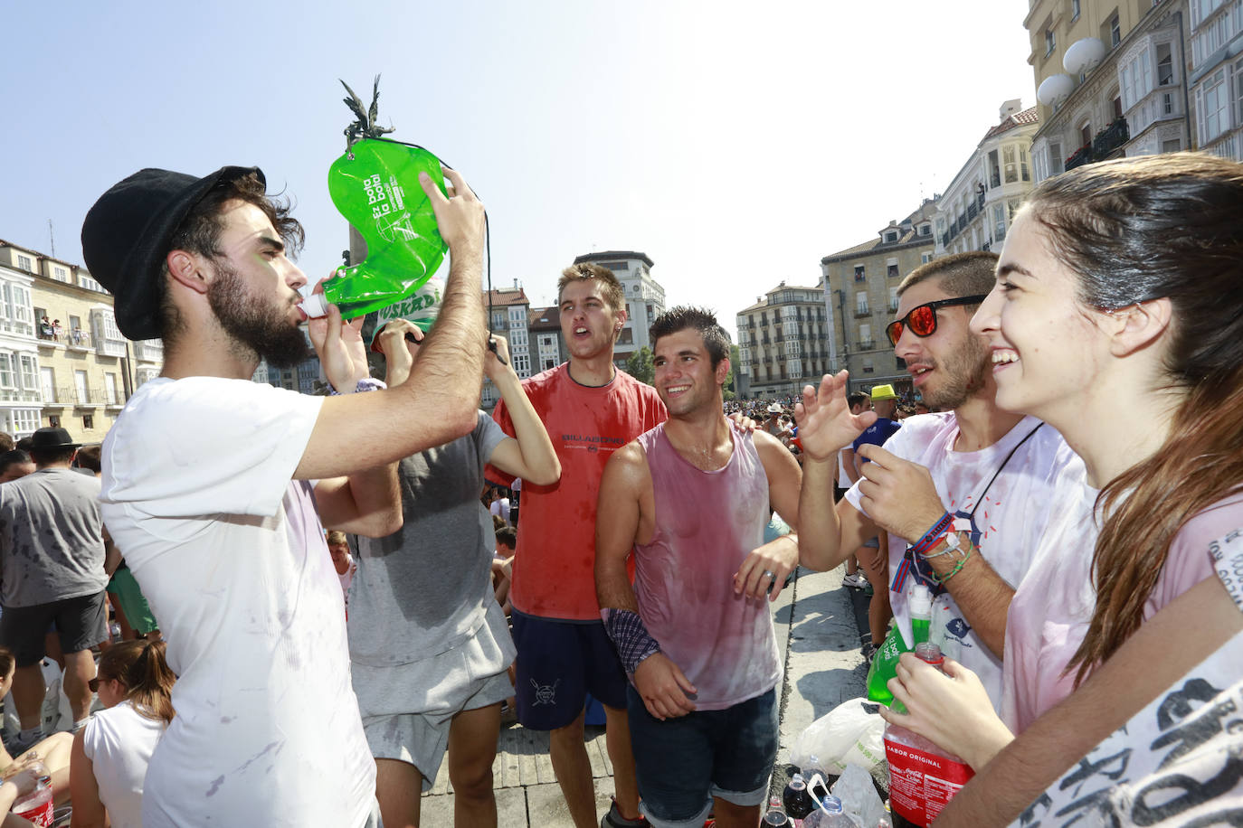 Vitoria ha dado inicio a las fiestas de la Virgen Blanca y una gran multitud de alaveses ha recibido a Celedón.