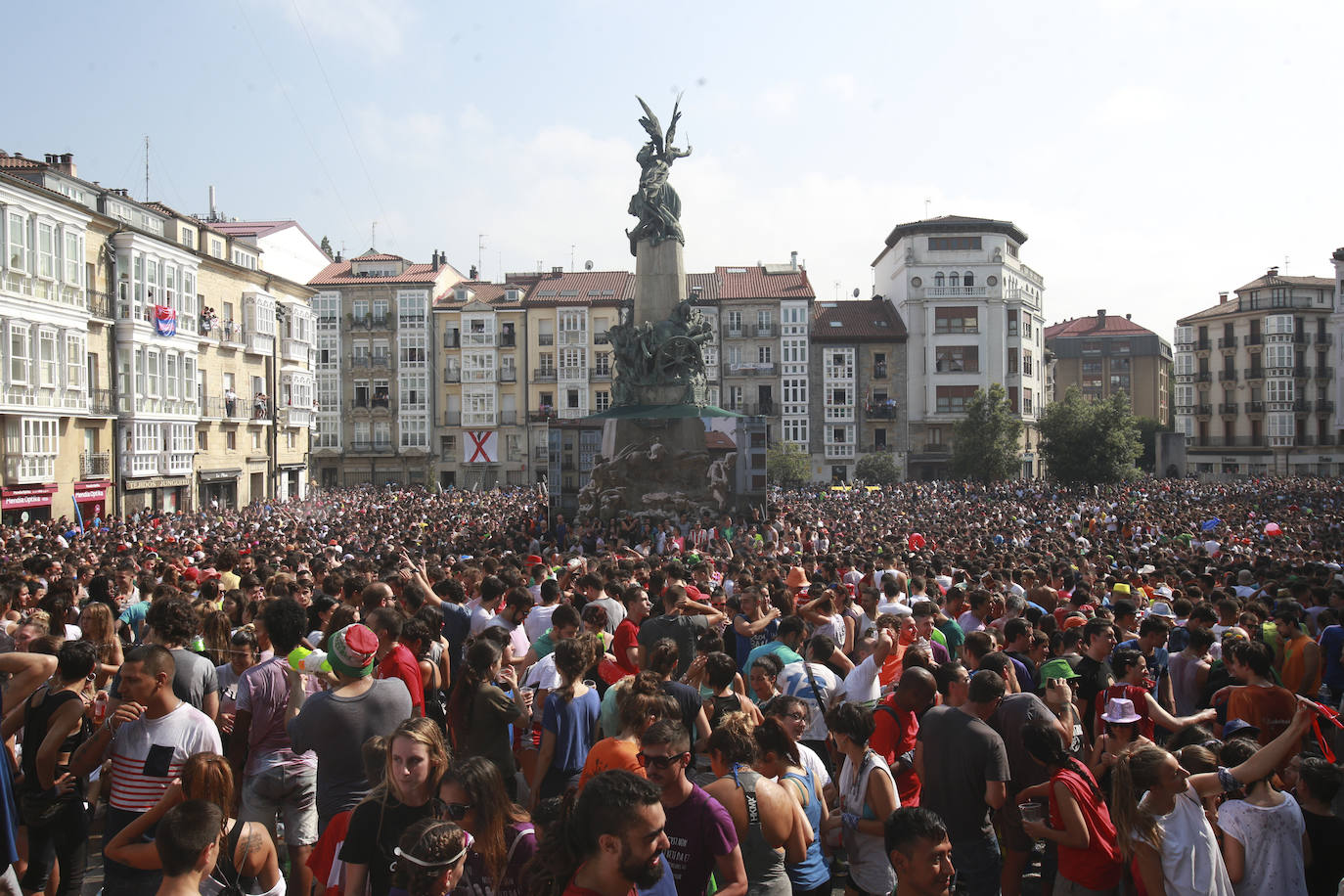 Vitoria ha dado inicio a las fiestas de la Virgen Blanca y una gran multitud de alaveses ha recibido a Celedón.