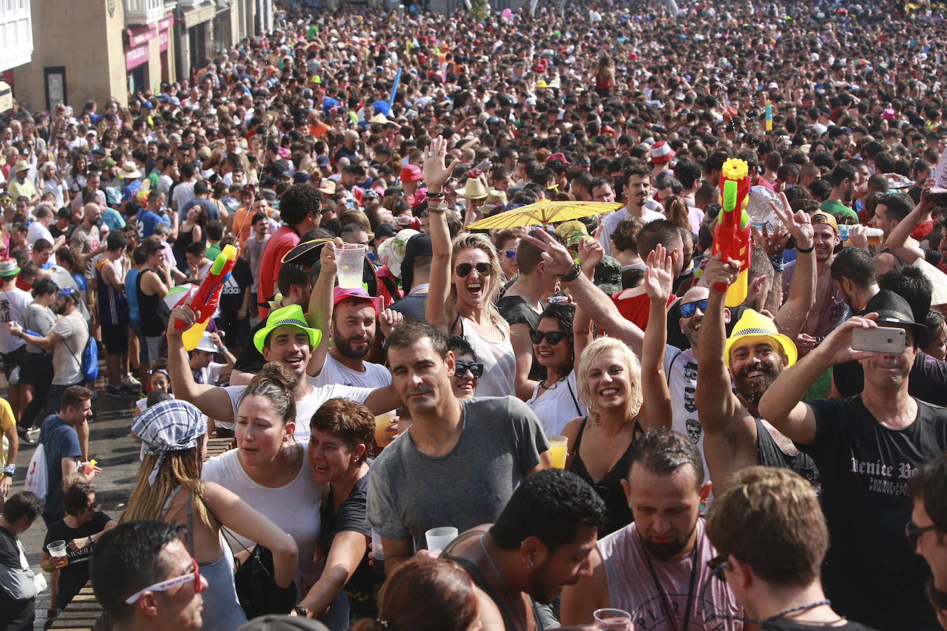 Vitoria ha dado inicio a las fiestas de la Virgen Blanca y una gran multitud de alaveses ha recibido a Celedón.