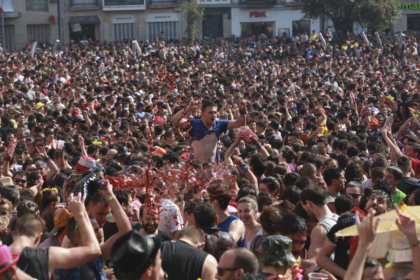 Vitoria ha dado inicio a las fiestas de la Virgen Blanca y una gran multitud de alaveses ha recibido a Celedón.