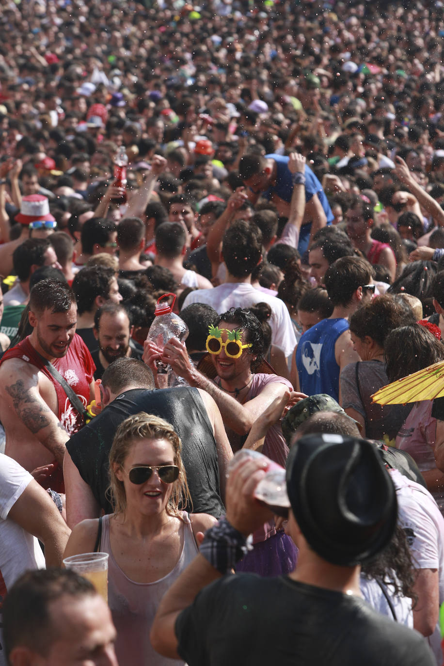 Vitoria ha dado inicio a las fiestas de la Virgen Blanca y una gran multitud de alaveses ha recibido a Celedón.