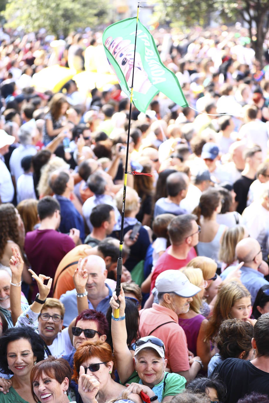 Vitoria ha dado inicio a las fiestas de la Virgen Blanca y una gran multitud de alaveses ha recibido a Celedón.