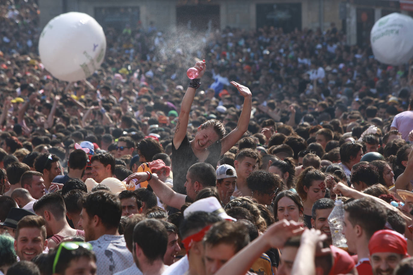 Vitoria ha dado inicio a las fiestas de la Virgen Blanca y una gran multitud de alaveses ha recibido a Celedón.