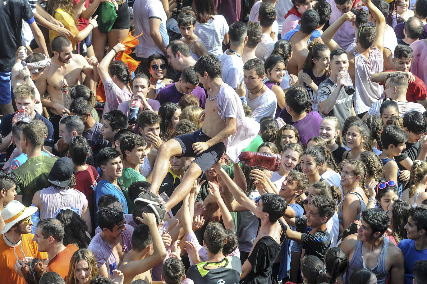 Vitoria ha dado inicio a las fiestas de la Virgen Blanca y una gran multitud de alaveses ha recibido a Celedón.