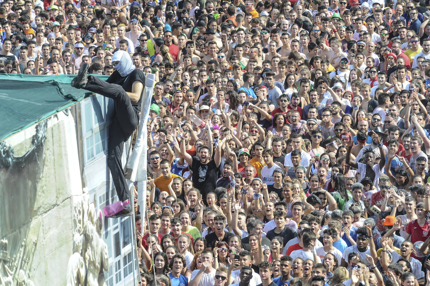 Vitoria ha dado inicio a las fiestas de la Virgen Blanca y una gran multitud de alaveses ha recibido a Celedón.