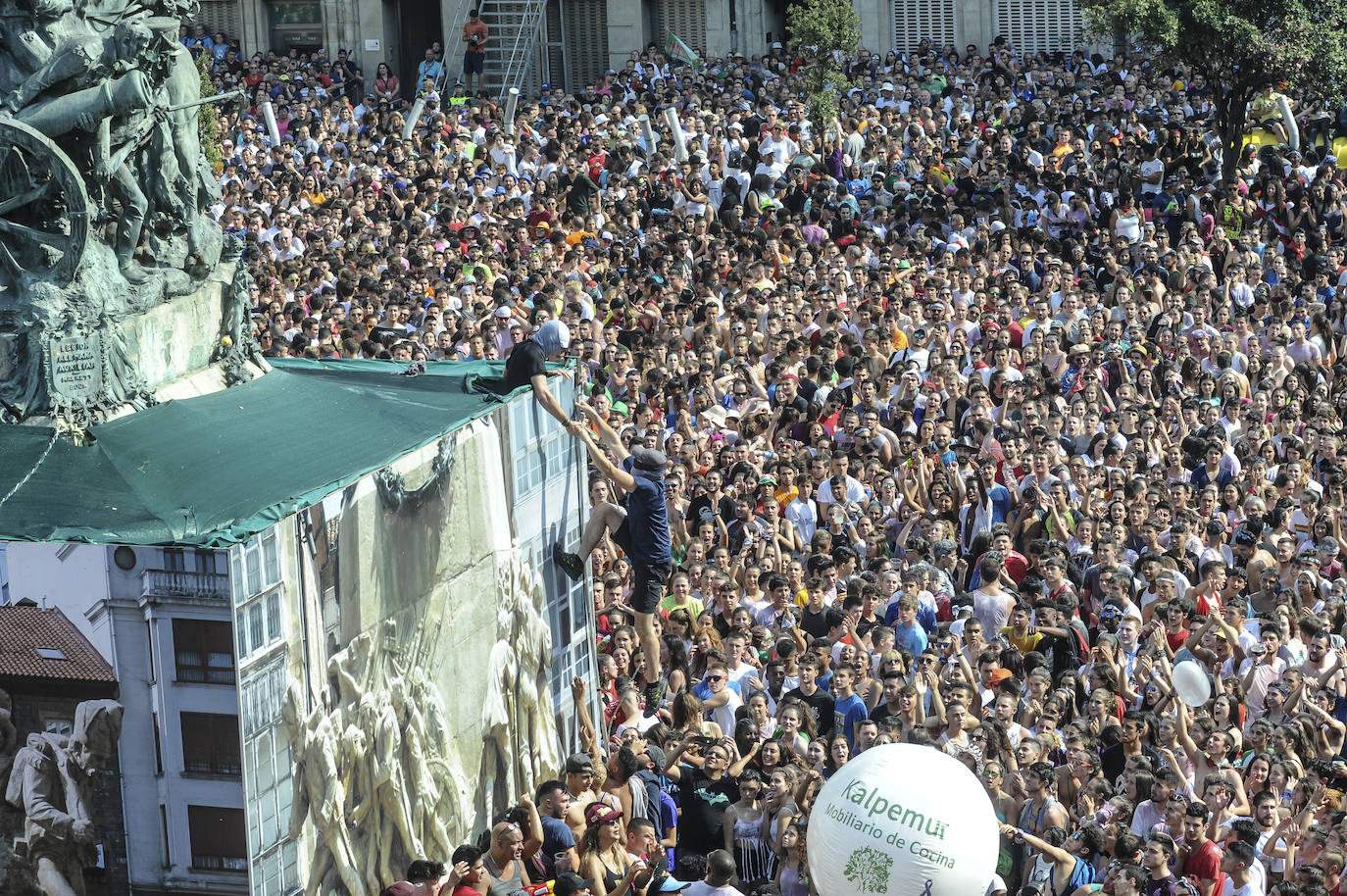 Vitoria ha dado inicio a las fiestas de la Virgen Blanca y una gran multitud de alaveses ha recibido a Celedón.