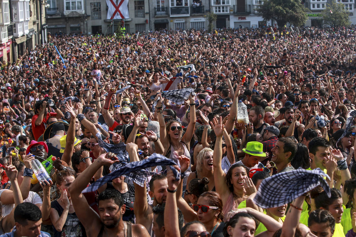 Vitoria ha dado inicio a las fiestas de la Virgen Blanca y una gran multitud de alaveses ha recibido a Celedón.