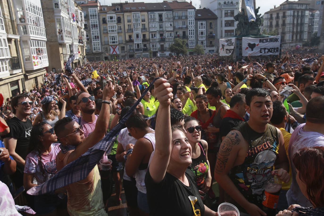 Vitoria ha dado inicio a las fiestas de la Virgen Blanca y una gran multitud de alaveses ha recibido a Celedón.