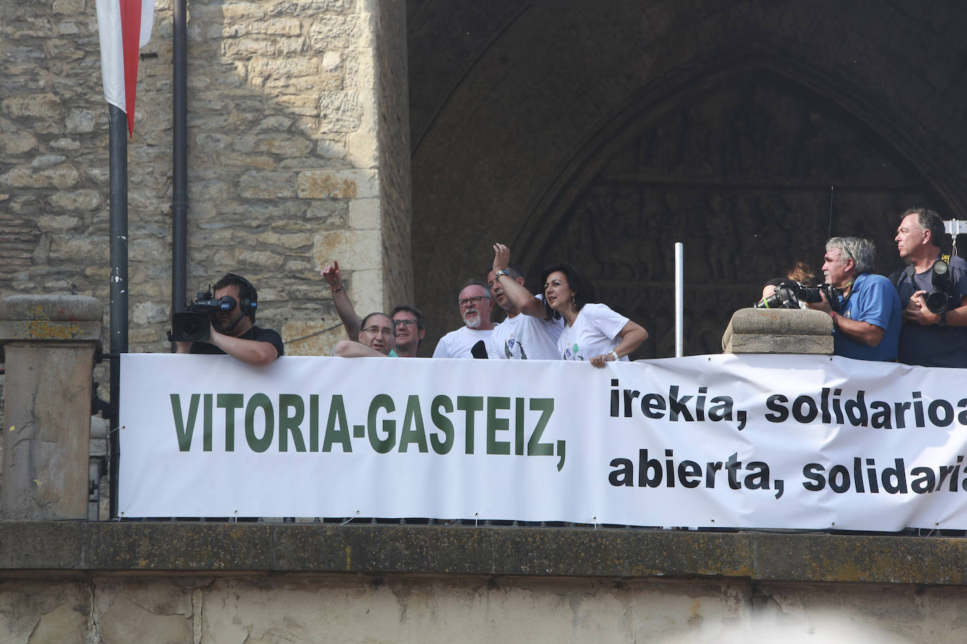 Vitoria ha dado inicio a las fiestas de la Virgen Blanca y una gran multitud de alaveses ha recibido a Celedón.