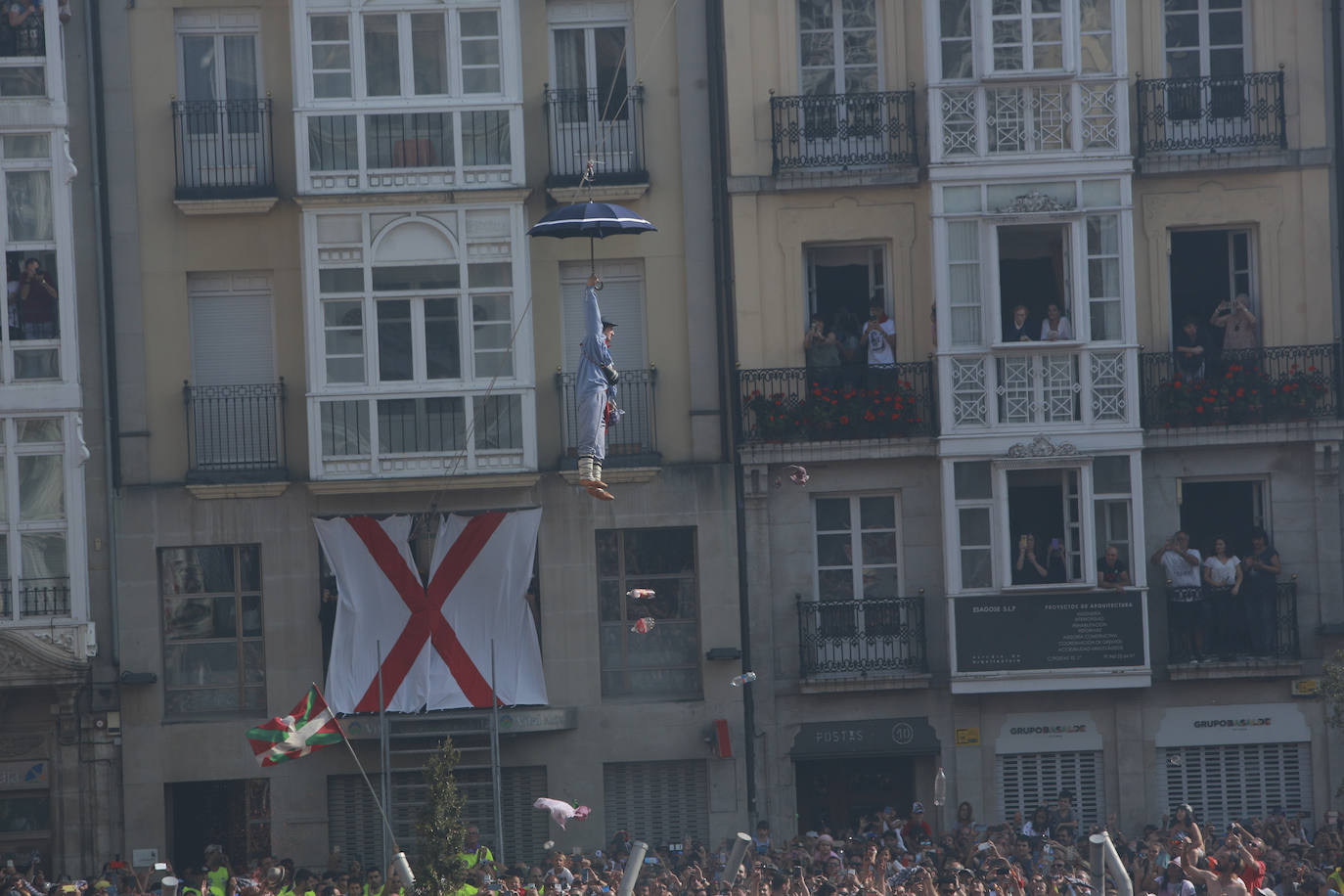 Vitoria ha dado inicio a las fiestas de la Virgen Blanca y una gran multitud de alaveses ha recibido a Celedón.