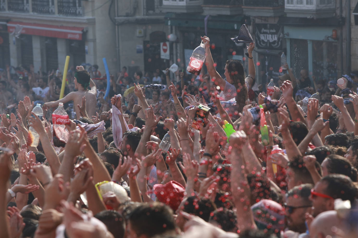 Vitoria ha dado inicio a las fiestas de la Virgen Blanca y una gran multitud de alaveses ha recibido a Celedón.