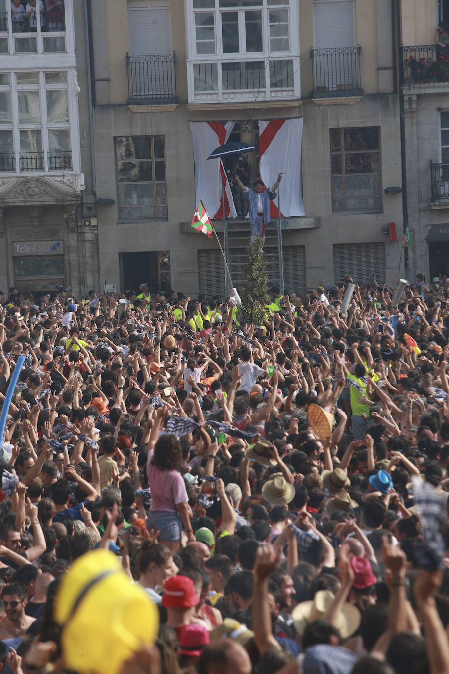 Vitoria ha dado inicio a las fiestas de la Virgen Blanca y una gran multitud de alaveses ha recibido a Celedón.