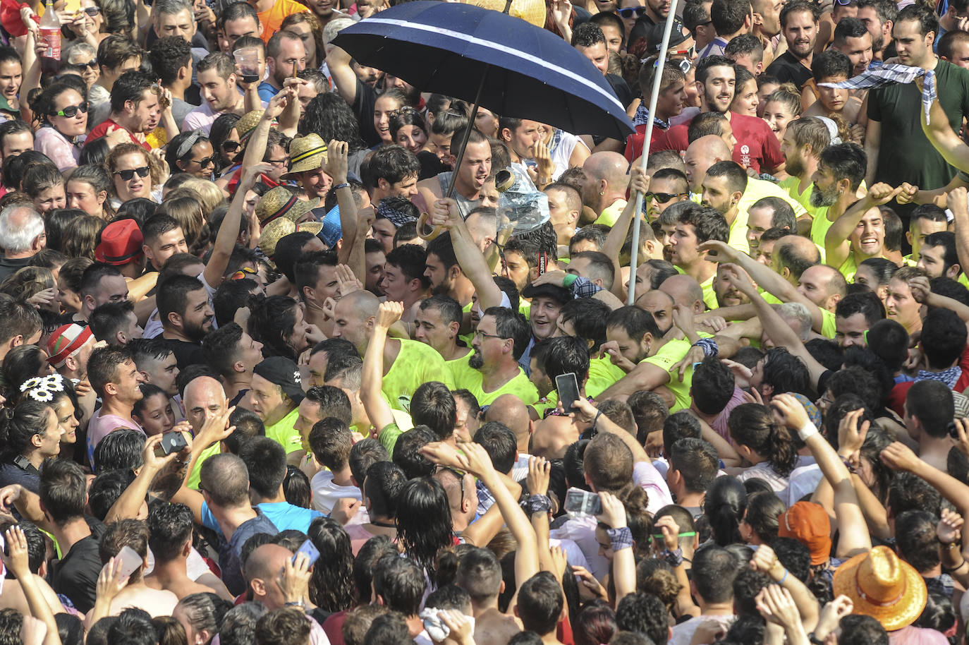 Vitoria ha dado inicio a las fiestas de la Virgen Blanca y una gran multitud de alaveses ha recibido a Celedón.