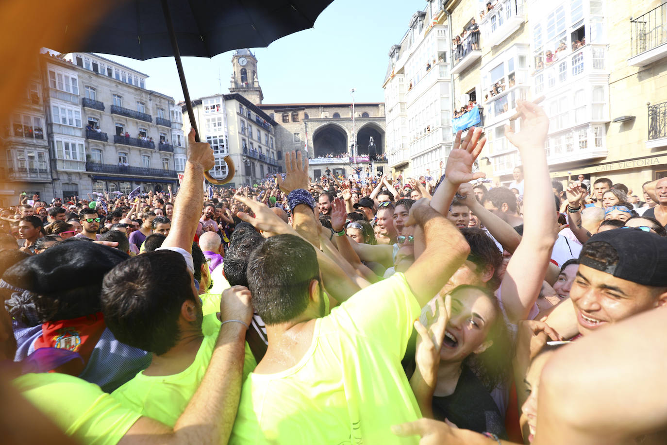 Vitoria ha dado inicio a las fiestas de la Virgen Blanca y una gran multitud de alaveses ha recibido a Celedón.