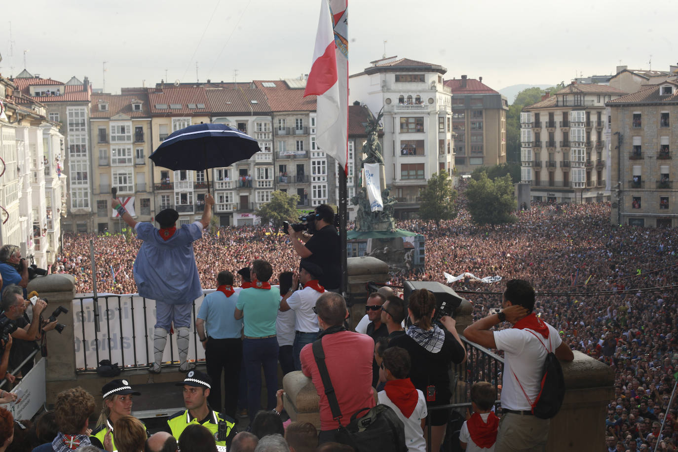 Vitoria ha dado inicio a las fiestas de la Virgen Blanca y una gran multitud de alaveses ha recibido a Celedón.