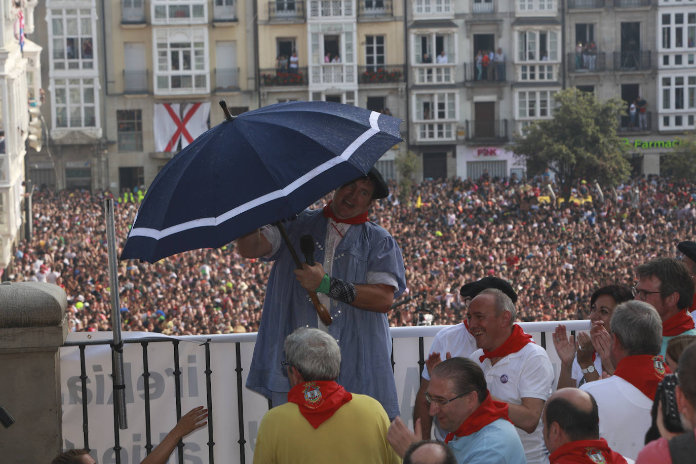 Vitoria ha dado inicio a las fiestas de la Virgen Blanca y una gran multitud de alaveses ha recibido a Celedón.