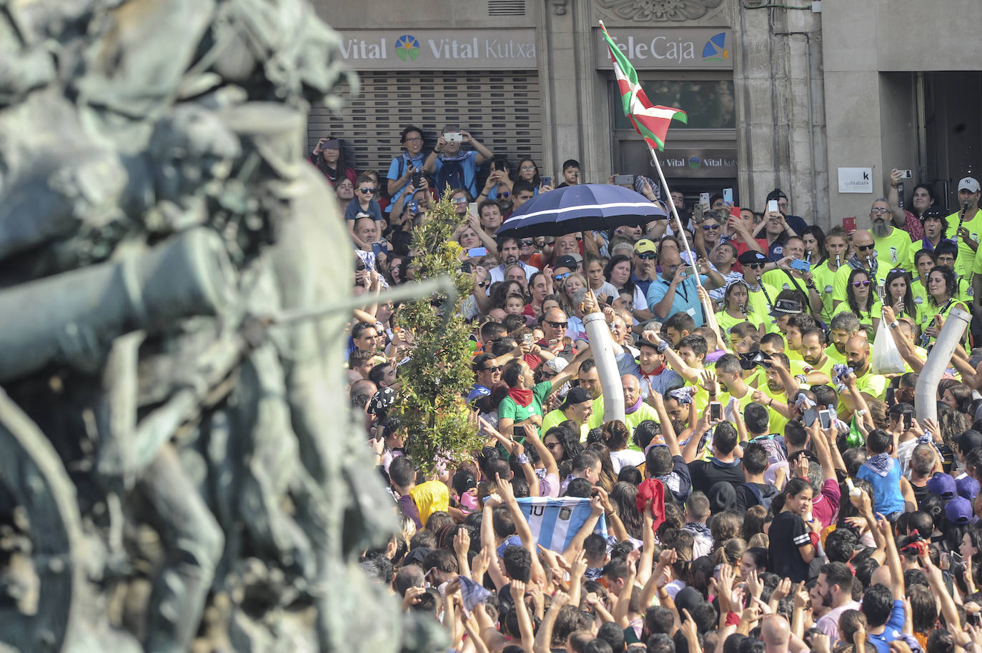 Vitoria ha dado inicio a las fiestas de la Virgen Blanca y una gran multitud de alaveses ha recibido a Celedón.