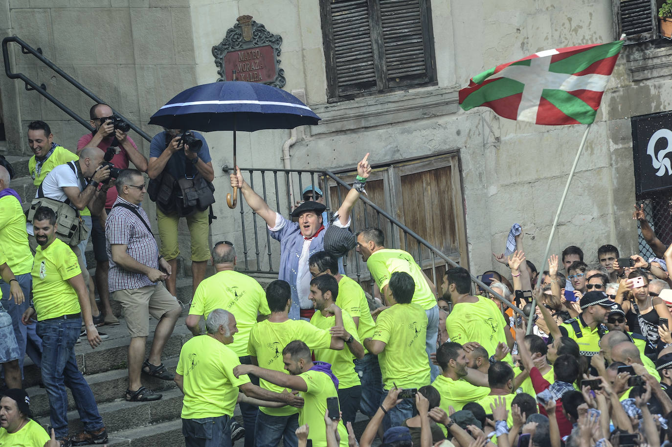 Vitoria ha dado inicio a las fiestas de la Virgen Blanca y una gran multitud de alaveses ha recibido a Celedón.